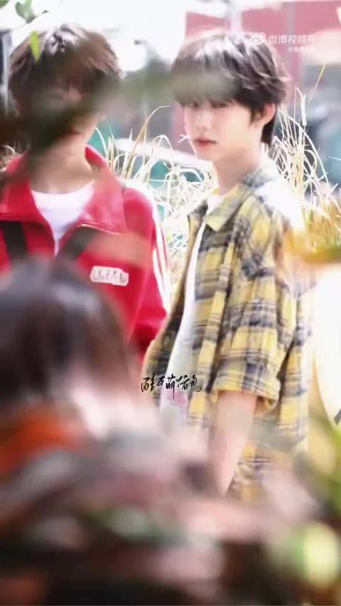 陈奕恒穿黄色格纹衬衫亮相，粉丝直呼心动