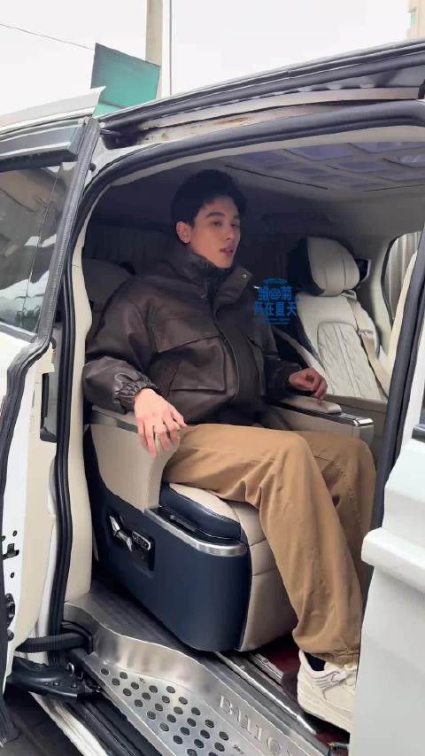 胡先煦挑眉眼神引热议，霸总造型靠背调整失败