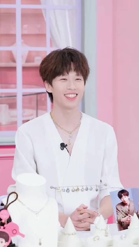 “大鸭好，我是今天的主持人林高远 ”