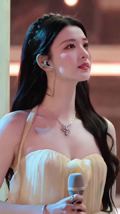 曼妙而不失清纯，又一个白月光，给摄影师加鸡腿