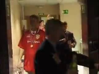 曼联夺得冠军杯后，更衣室里的珍贵视频