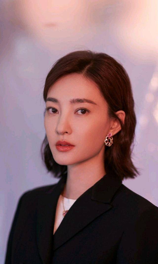 别人素颜翻车不断,王丽坤素颜比浓妆更惊艳,女明星素颜小秘密