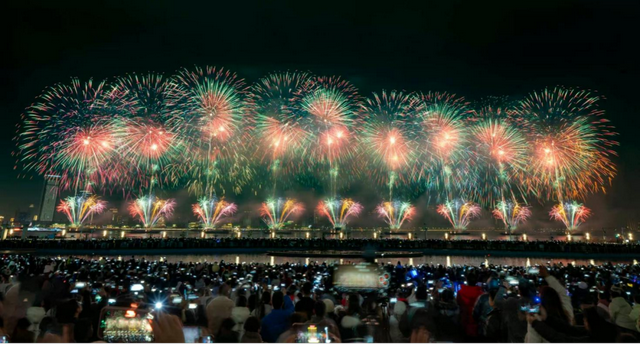 2026年2月17日，大年初一，2026南昌迎春烟花晚会在赣江老官洲水域举办。 李渡烟花集团 图
