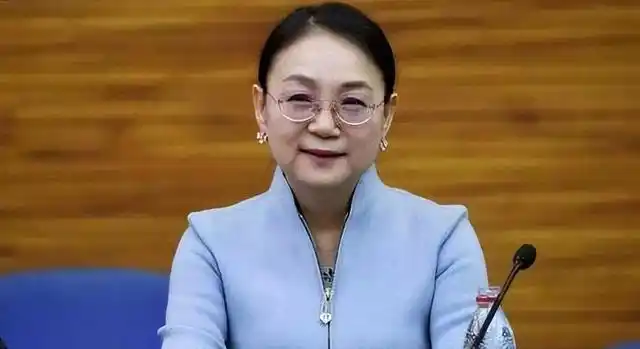 38节特辑：荆棘与王冠——2025中国商界女性风云录