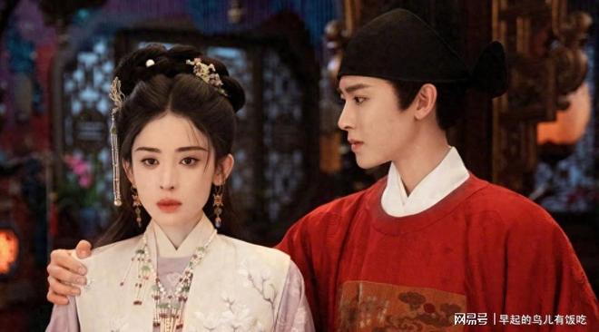 侯明昊缺席宣传活动，古力娜扎独自还原剧中经典，这1幕眼神超杀