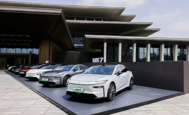 广汽丰田铂智7预售15.68万起，昊铂A800情何以堪？