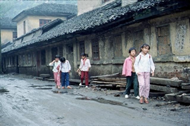 用养老金买金条传家,儿子连夜退货:黄金早就不值钱了