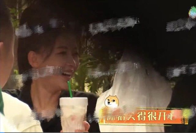 董子健探班孙怡，俩人街头打闹心情好，孙怡躺老公腿上超恩爱