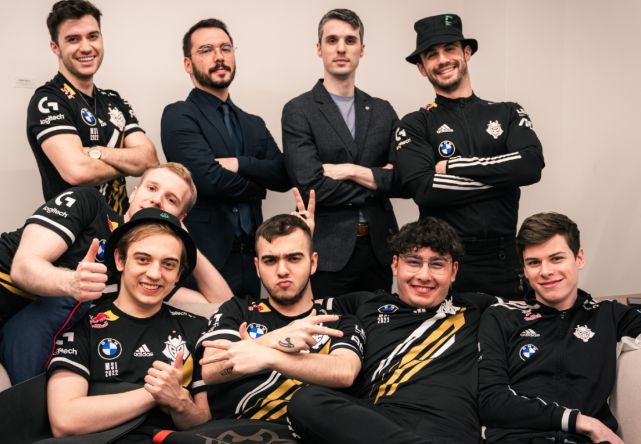 T1和G2赛前互动！两队友好交换队服！最后合影的姿势很有趣！