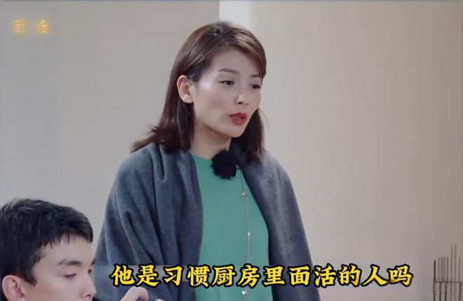 《亲爱的客栈》开播：秦岚累到脱妆，王鹤棣开会混乱被吐槽