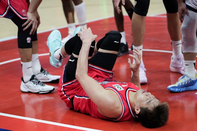 广州男篮官宣:郭艾伦伤在左膝前交叉韧带 本人自宣“断了”