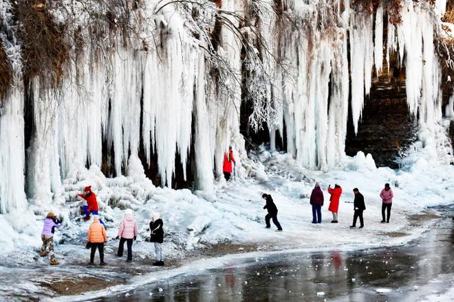 枣庄：梅花河畔悬崖结冰瀑