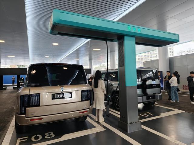 年底建成20000座闪充站!比亚迪发布“闪充中国”战略|充电桩|刀片电池|新能源汽车|比亚迪|王传福|闪充中国|闪充站