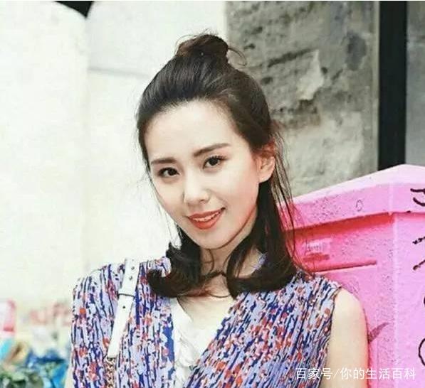 减龄又俏皮,风靡整个时尚圈的“半扎丸子头”,款款都好看!