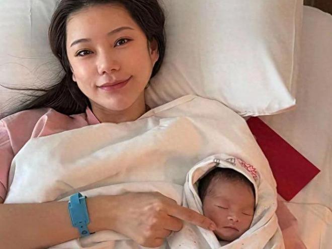 孙怡现身杭州活动！瘦成纸片比例逆天，难怪众人都说董子健配不上