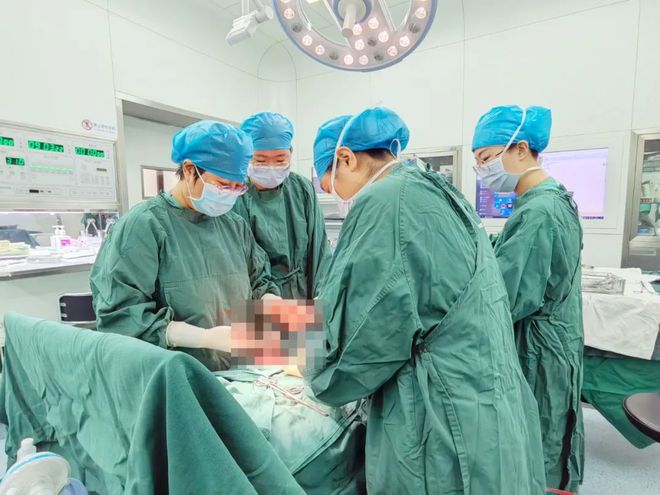 脐带扭成“麻花” 医护跑赢“死神”