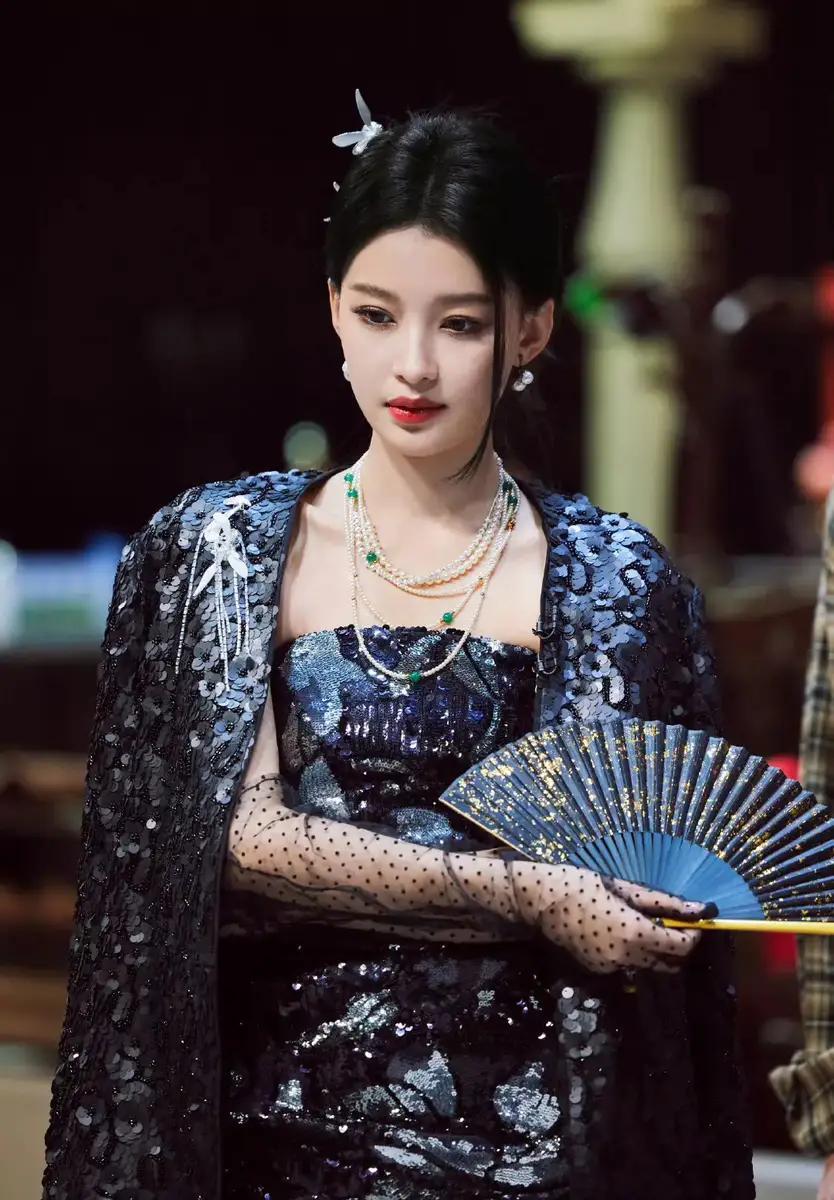 孙怡黑色亮片裙配扇子,又美又妩媚