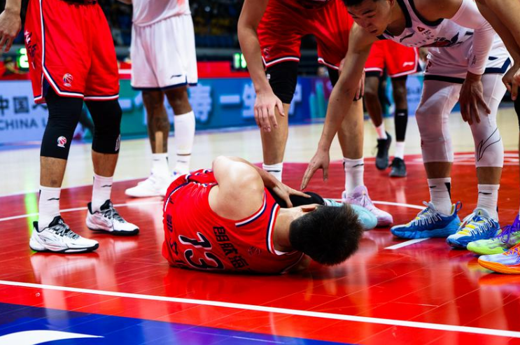 CBA | 广州龙狮发布郭艾伦伤情报告:提供最好的医疗保障,我们等你归来