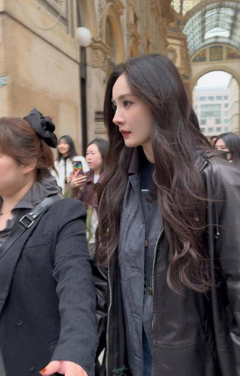 米兰时装周:唐嫣生图真实,杨幂又嫩了,肖战贵气,谷爱凌赢麻了