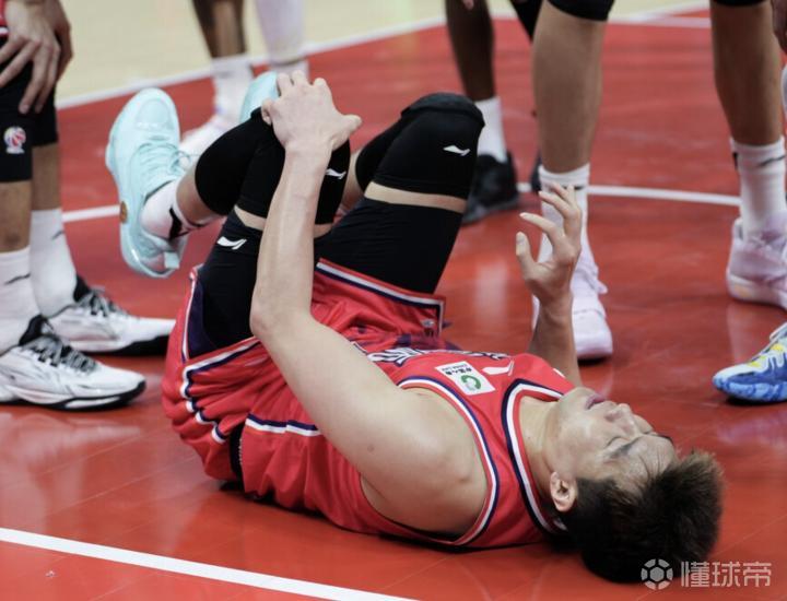 再遭重创，郭艾伦左膝前交叉韧带断裂
