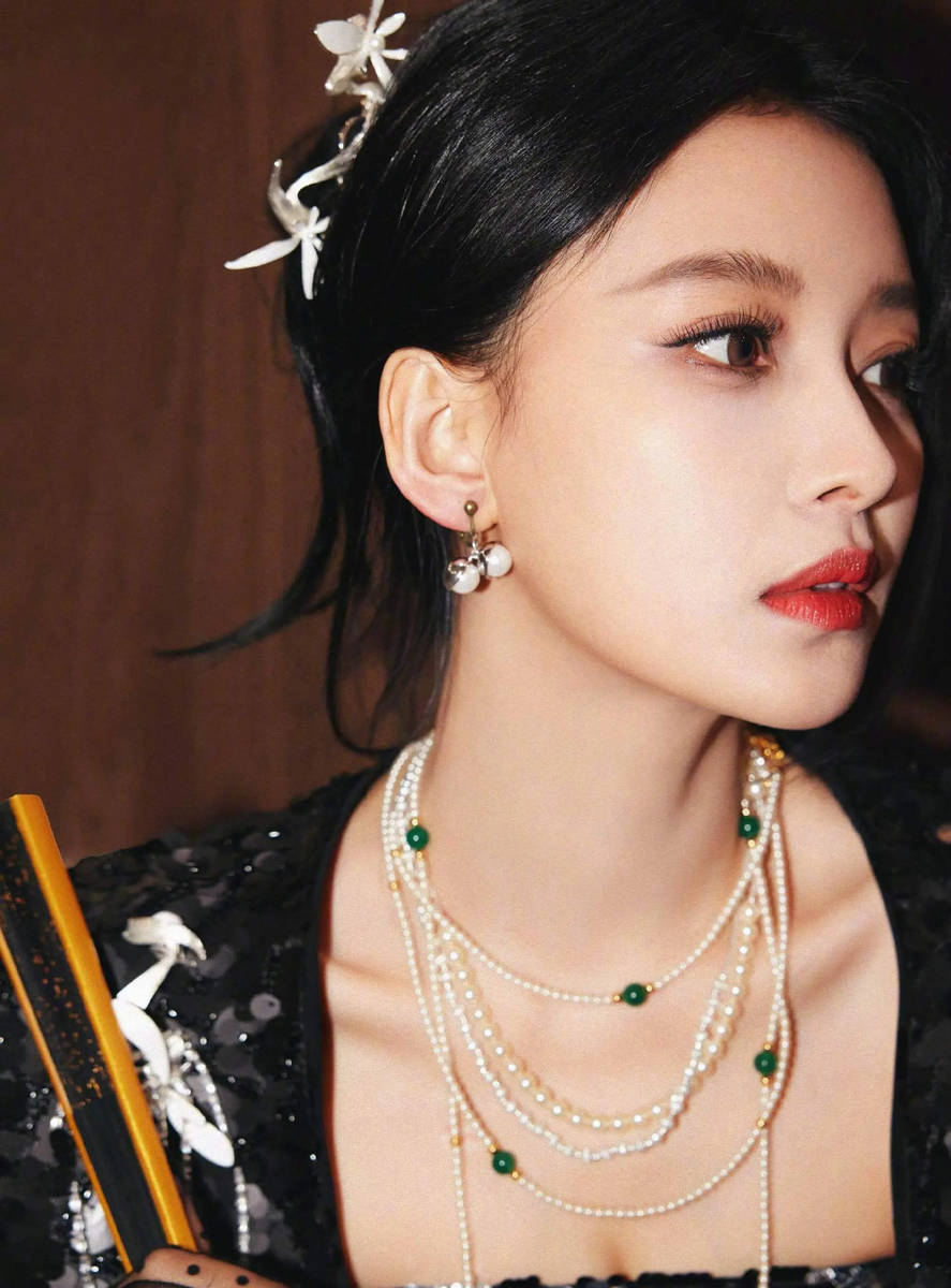 孙怡:黑裙折扇,演绎别样风情