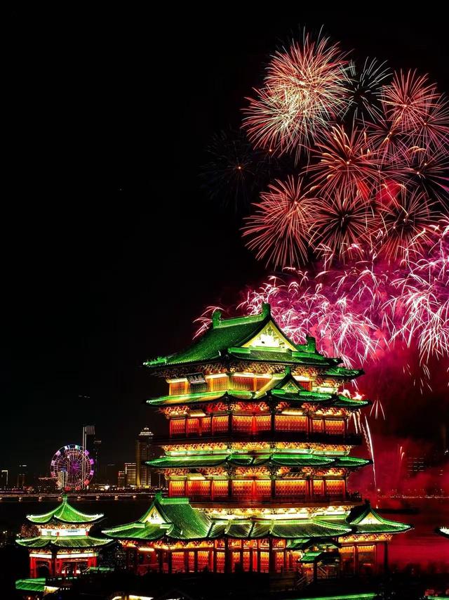 2026南昌迎春烟花晚会，滕王阁与绚丽多彩的烟花同框。 江西省文化和旅游厅 图