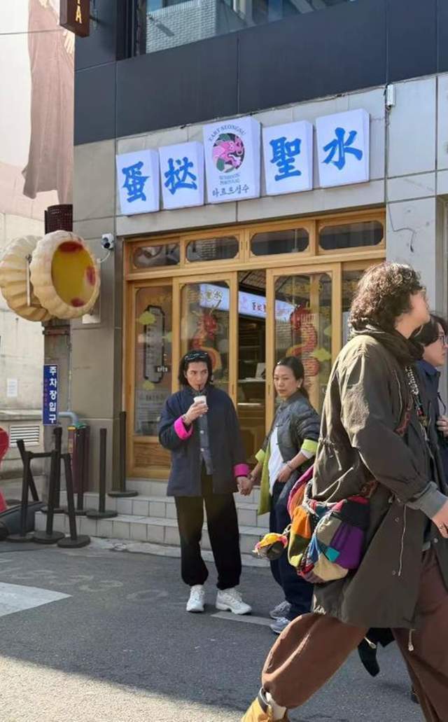 韩国偶遇萧敬腾夫妇，喝咖啡都要牵着手，一眼就能看出俩人年龄差