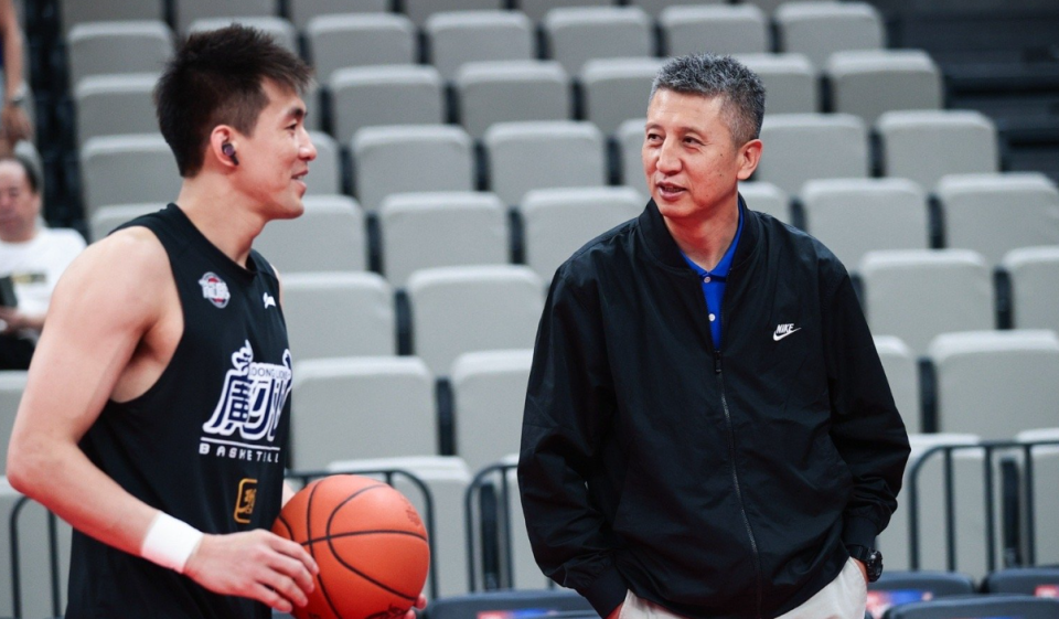 郭士强观战却目睹郭艾伦重伤 叔侄分开6年物是人非_新闻