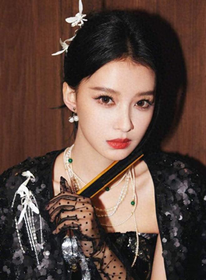 孙怡一袭黑色亮片裙五彩斑斓，折扇遮面妩媚动人，离婚后活出自我