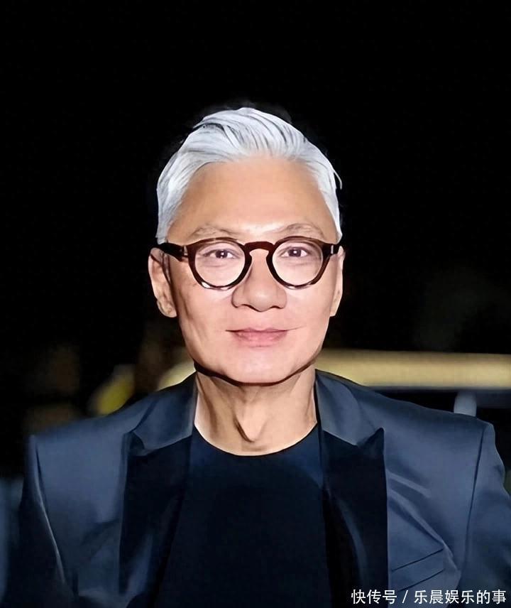 他当年帅过刘德华,如今景区扮皇帝,月薪八千坦言很满足!