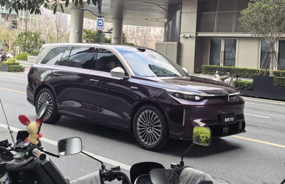 魏牌V9X现身街头,大过问界M9+双拼色,配双腔空悬+后轮转向_新闻