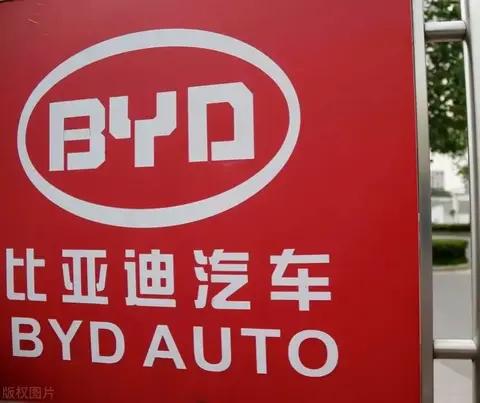 比亚迪换标引热议:告别“土味”BYD，新车标被赞“高级感拉满”
