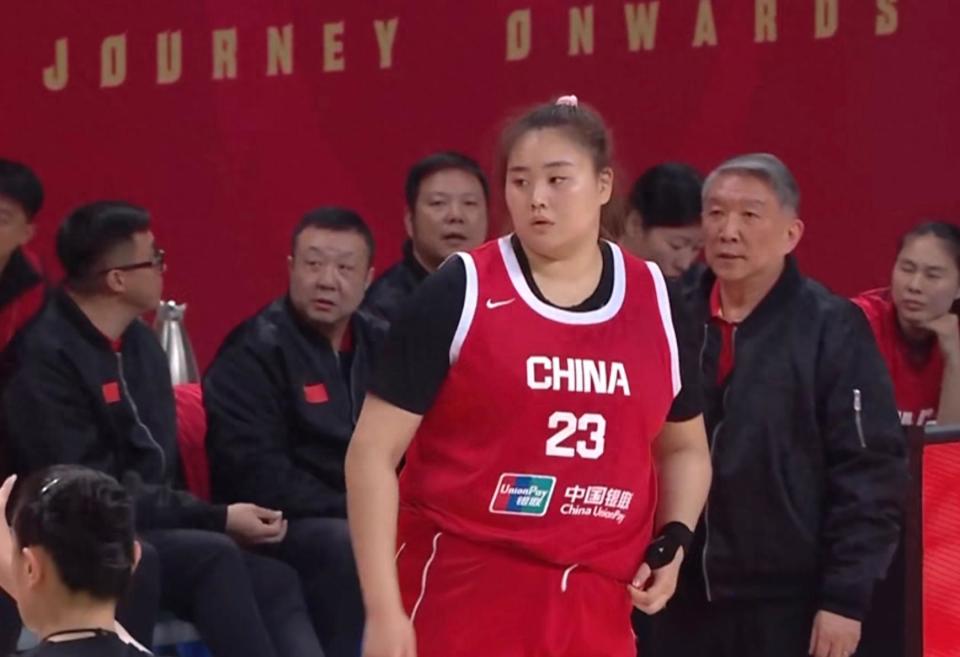 中国女篮战捷克，直播频道有变，张子宇对比刘禹彤，差距显而易见