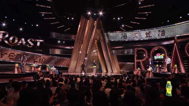 林书豪中文脱口秀首秀自嘲坐冷板凳，笑称黄哥们语言不通