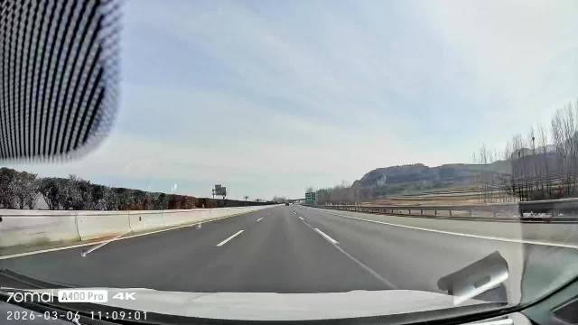 女子高速赌气肉身拦车险酿事故