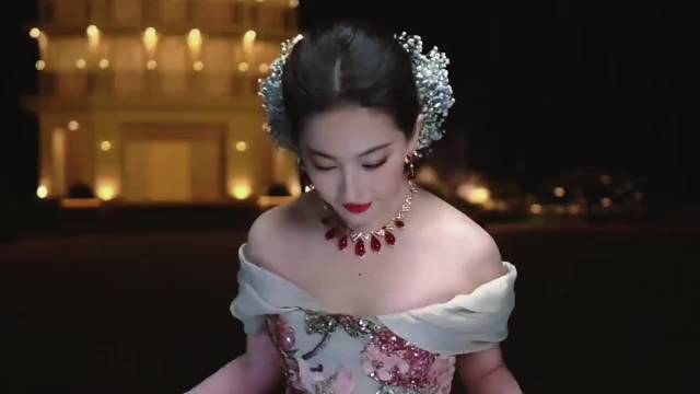 一张露肩大片炸翻全网，刘亦菲凭什么？因为她的人生，比剧本更爽、更耀眼