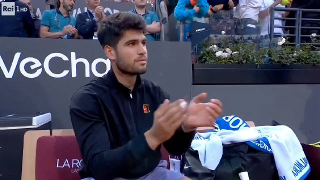 辛纳阿尔卡拉斯幽默互动，意大利语西班牙语切换自如