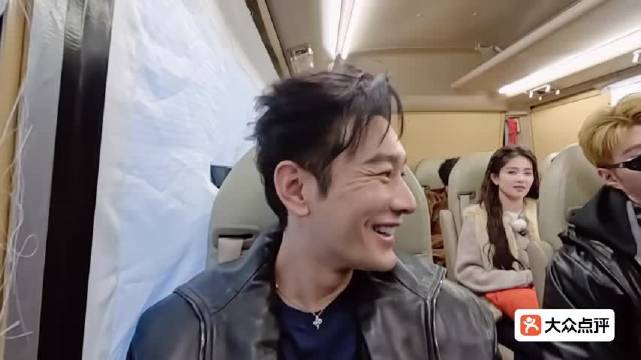 范丞丞于洋互赠头衔，内娱第一脚王与脸王对决