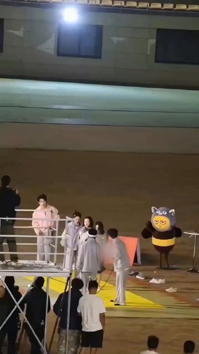 《周五晚高疯》中周冬雨指压板跳绳的名场面在第几期？