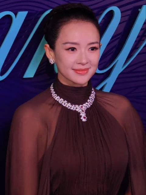 章子怡拒嫁霍启山退圈要求，如今身价7亿自立豪门