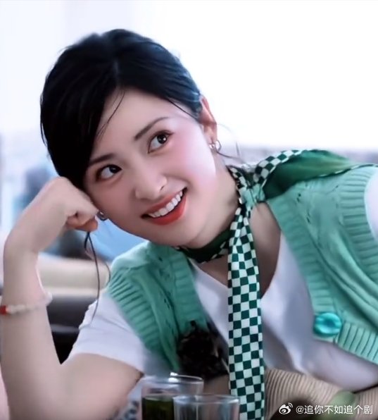 沈月在职场通勤方面是怎么搭配才显得利落又精神的？