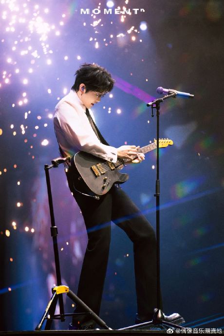 从情歌王子到舞台王者！颜人中福州演唱会高空开场震撼刷屏