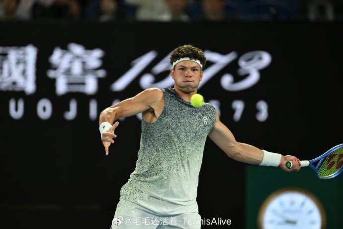 网球运动员辛纳的那记8米穿越球具体发生在哪场比赛中？