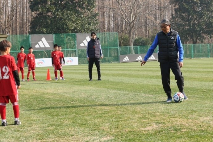 为什么海港俱乐部选择在新赛季揭幕战为蔡慧康和吕文君举办退役仪式？