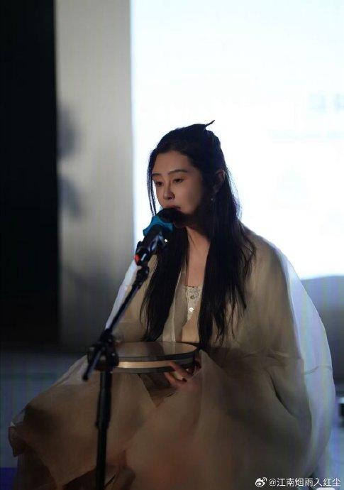 59岁王祖贤再扮聂小倩！白发皱纹难掩风华，网友：优雅老去的典范