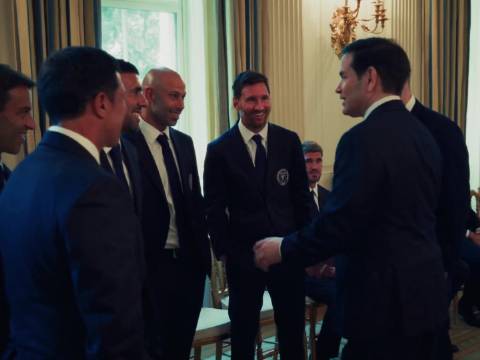 美国白宫发布了特朗普会见迈阿密国际球队与梅西的短片