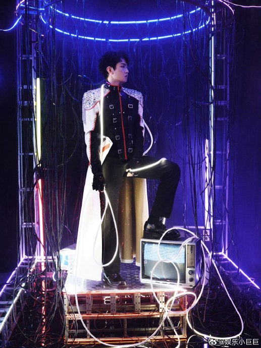 颜人中福州演唱会的舞台设计具体有哪些高科技和美学亮点？