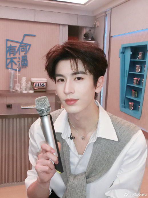 惠英红安利张凌赫新剧《逐玉》，热度登顶却被配音抢了戏？