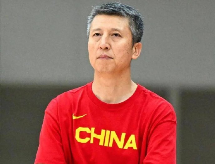 2026年中国男篮对阵日本队的比赛中，郭士强触碰篮球的具体情况是怎样的？