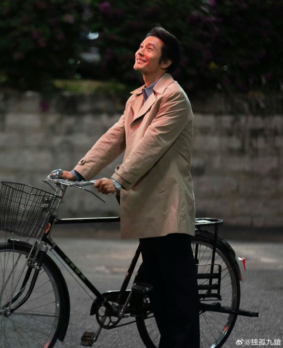 黄晓明经典的“霸总”表演风格在年轻观众中引发了哪些讨论？